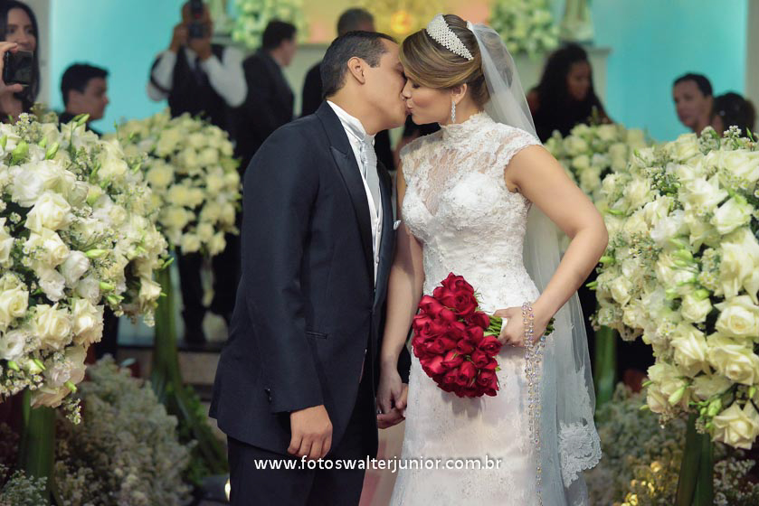 beijo na saida da igreja