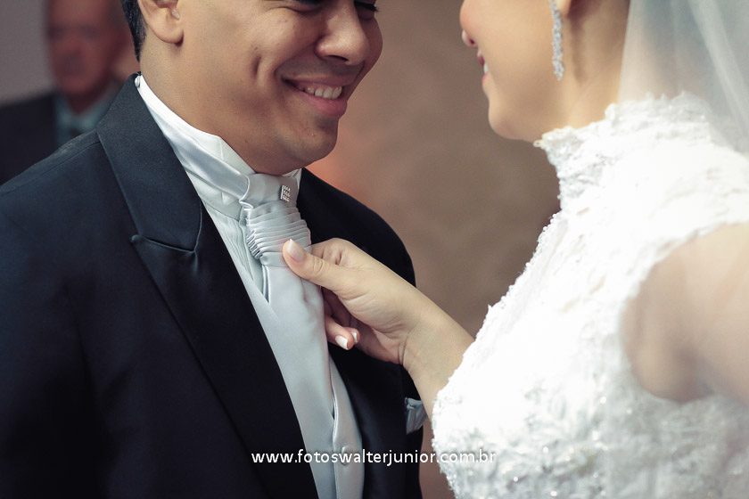 noiva ajeitando a gravata do noivo