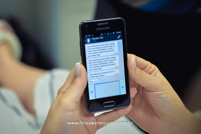 noiva recebendo mensagem