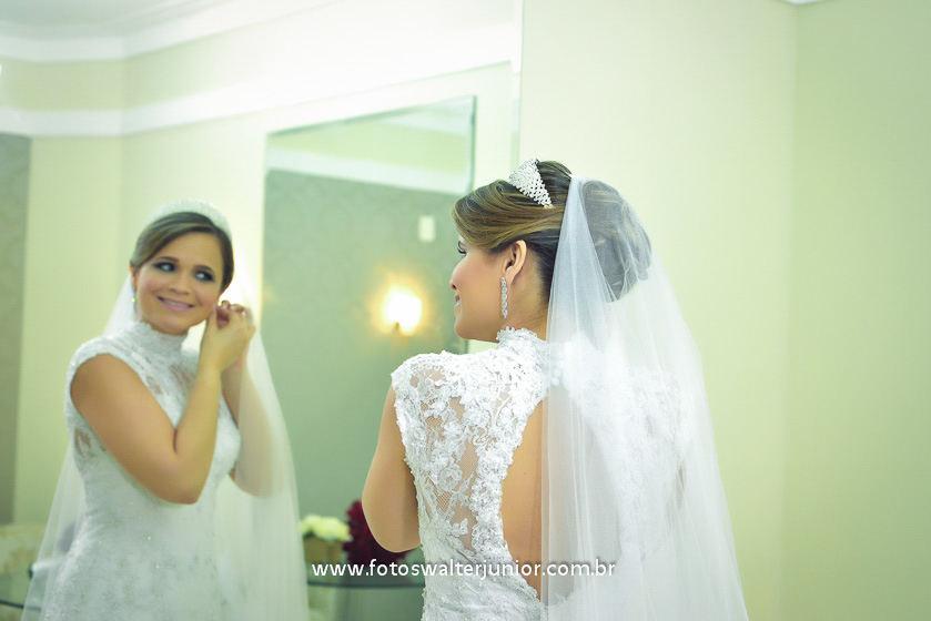 noiva se olhando no espelho