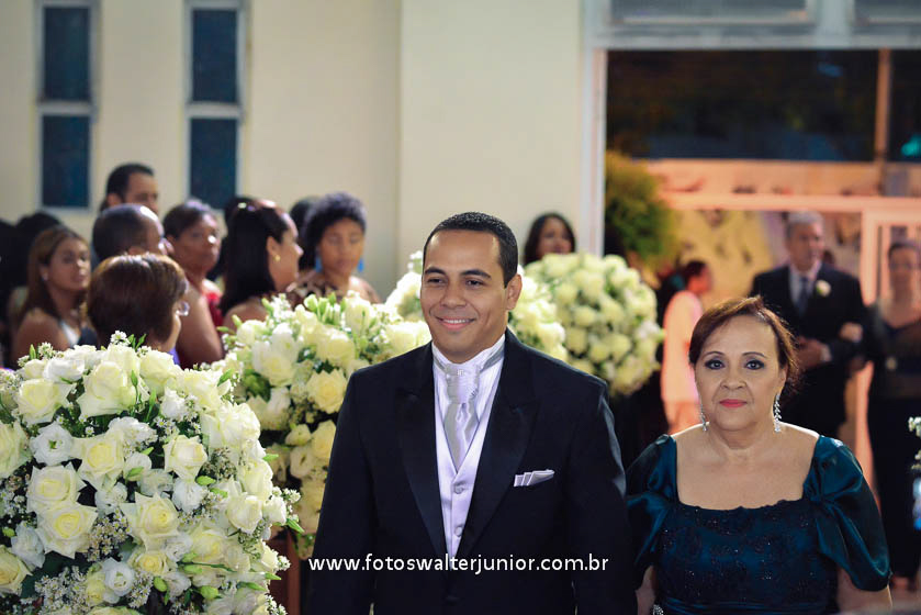 noivo entrando com a mãe
