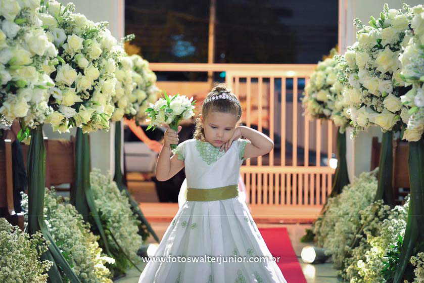 dama de honra entrando na igreja