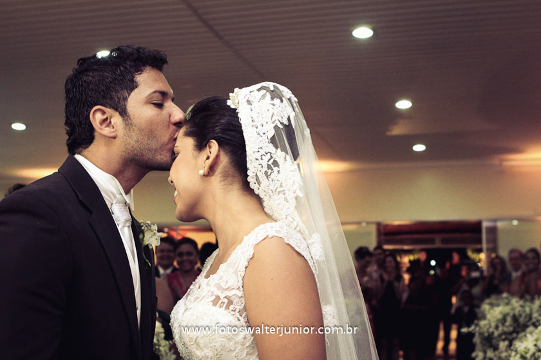 noivo beijando noiva