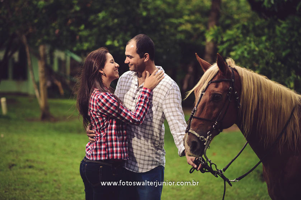 noivos perto do cavalo