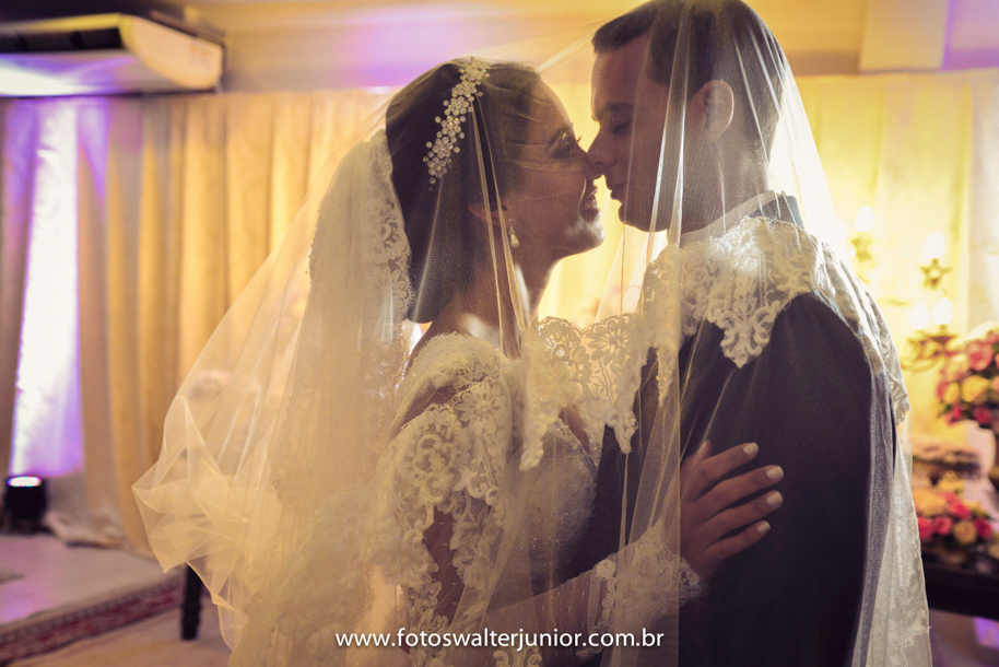 noiva com o veu do vestido