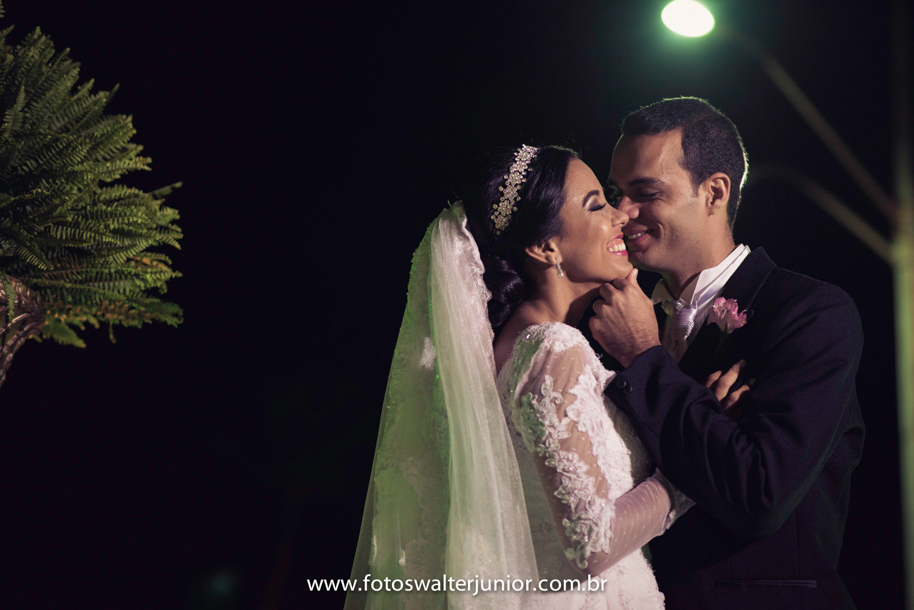 noivo beijando a noiva