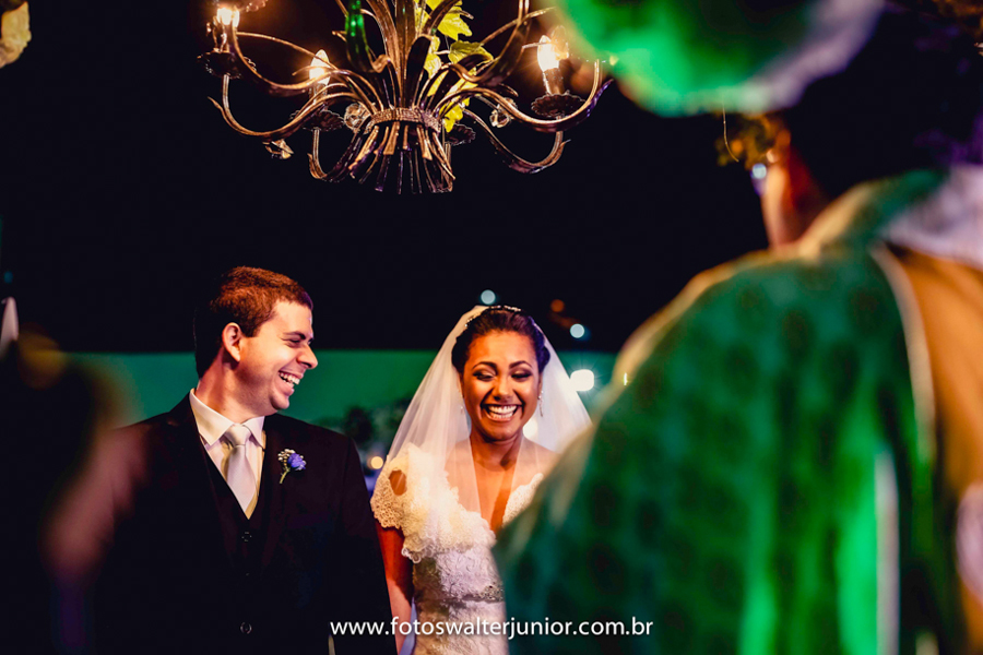 Os noivos celebrando o amor com um belíssimo sorriso no rosto é contemplar o amor de ambas as partes e ter a certeza que a partir dessa data tudo será em uma só carne, fotografia feita pelo fotografo de casamento walter Junior