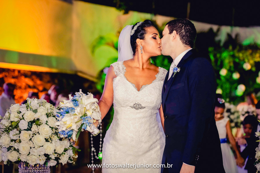Após a cerimonia do casamento os noivos se beijam selando assim uma só carne e celebrando agora uma família formada a partir do momento que confirmando o SIM, a fotografia foi  tirada pelo fotografia de casamento Walter Junior