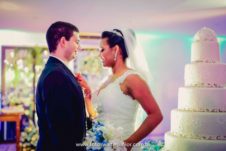 A esposa ( varoa) cuida de sua esposo ( varão) com muito amor e cumplicidade, sabendo  que o amor é criação de Deus e  que o homem tenha  orientação de sua responsabilidade perante sua mulher e sua casa, a fotogra