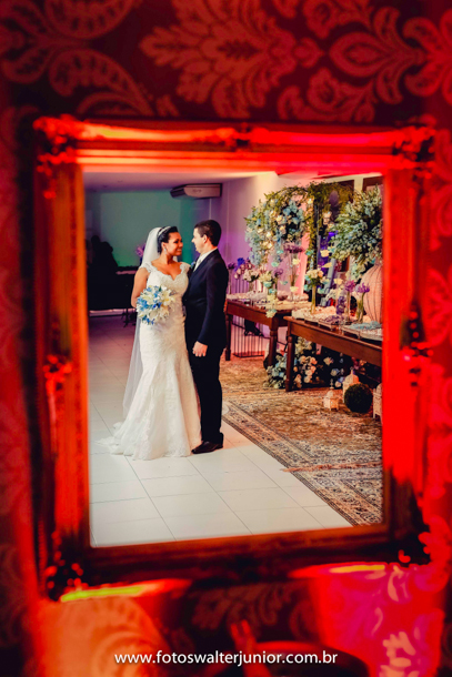 O espelho reflete somente o que é verdade assim como o amor, que é mostrado por um olhar, sorriso, gesto de carinho e atenção, casamento realizado no Brasil, na Cidade de Salvador- Bahia e fotografia feita por o fotografo de ca