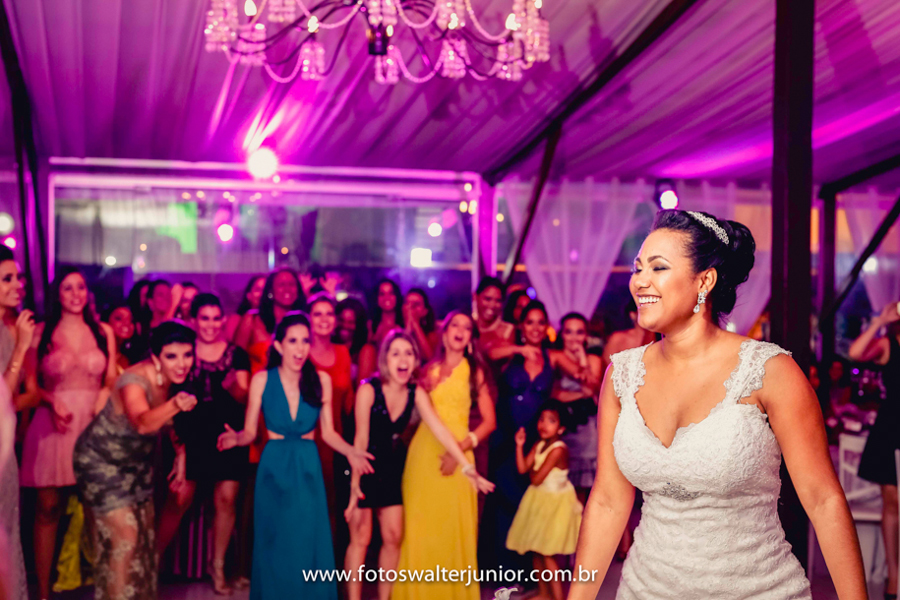Procurar um lugar estratégico para ter uma chance de pegar o buque da noiva e torcer para ser a próxima a se casar e entrar de véu e grinalda em uma igreja , para se encontrar com seu noivo para celebrar o amor, fotografia de Walter J