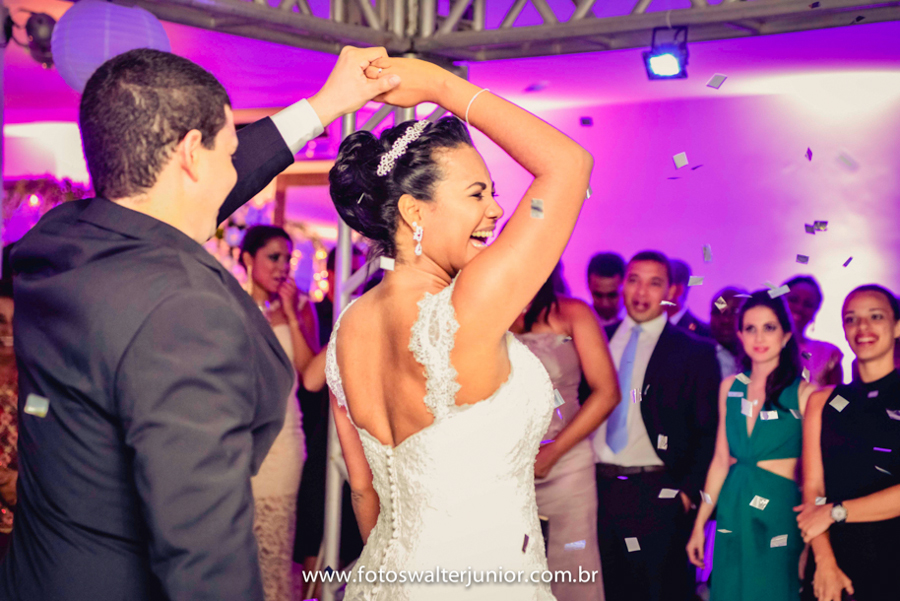 Celebrar a aliança do amor através da dança e segurar na mão de seu noivo para dançar a tão esperada dança dos noivos, fotografo de casamento Walter Junior
