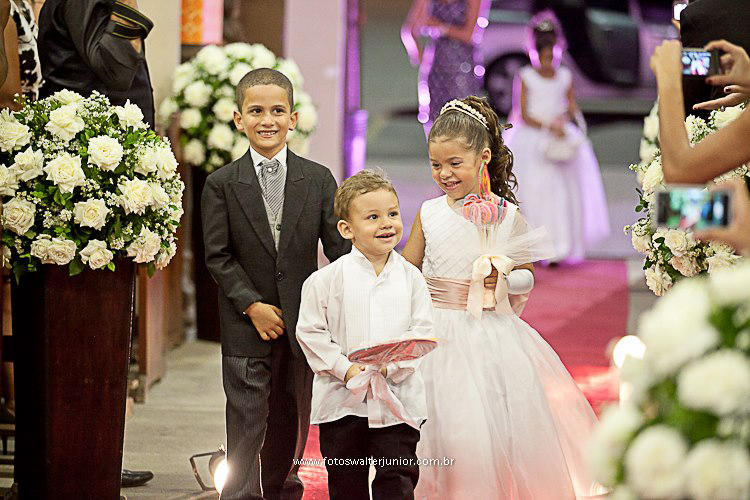 pajens entrando na igreja