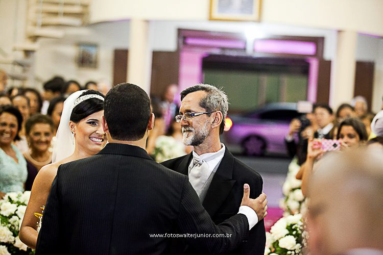 noivo recebendo a noiva