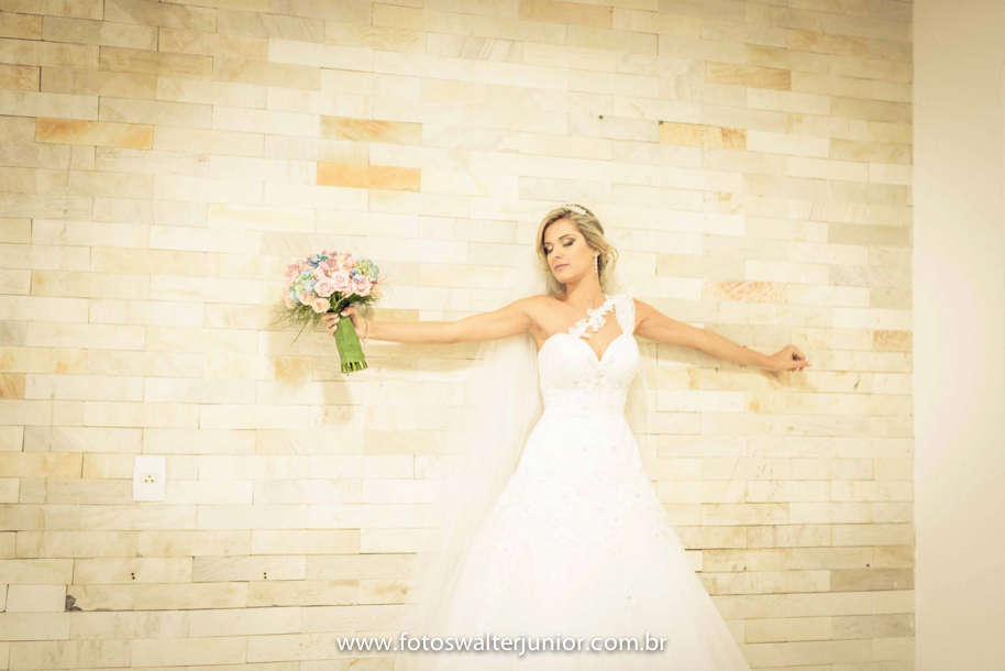 noiva mostrando seu vestido