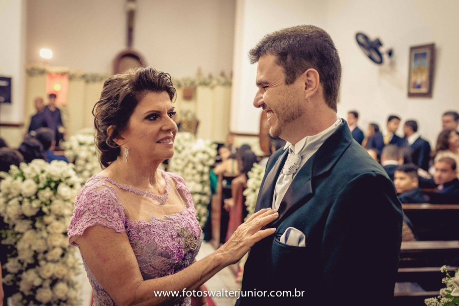 a mãe do noivo ajeitando ele