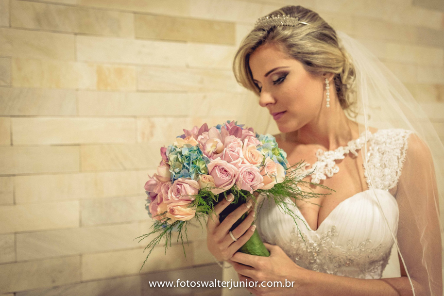noiva admirando seu buquê