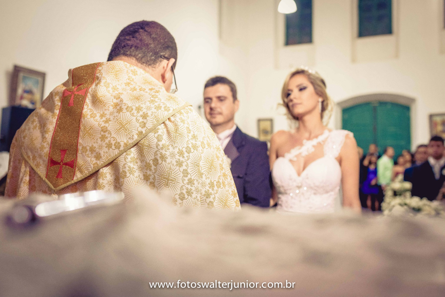 noivos ouvindo a palavra