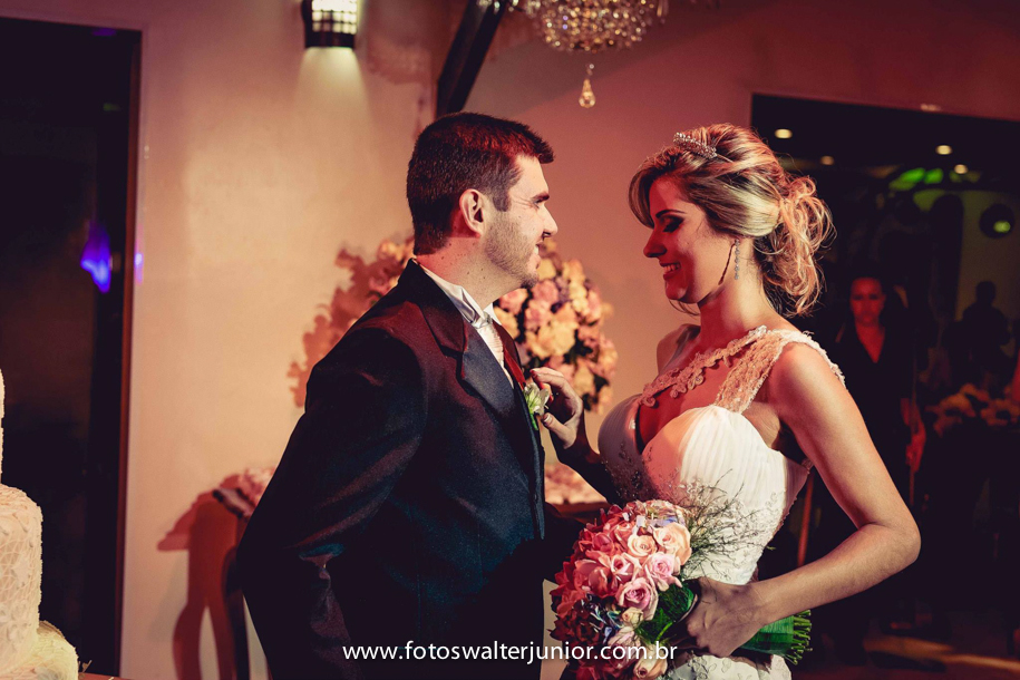 noiva fazendo carinho no noivo