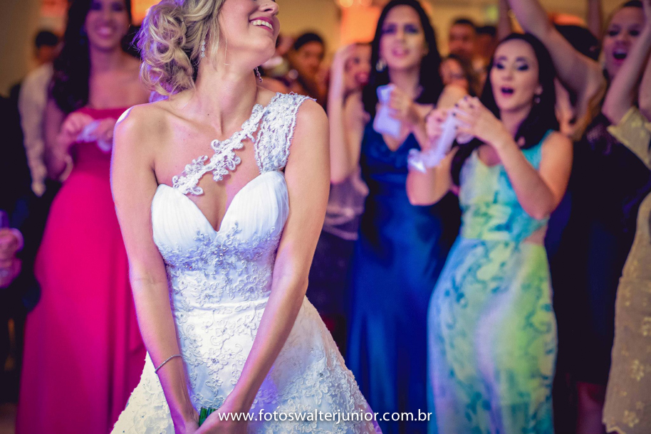 noiva jogando buquê