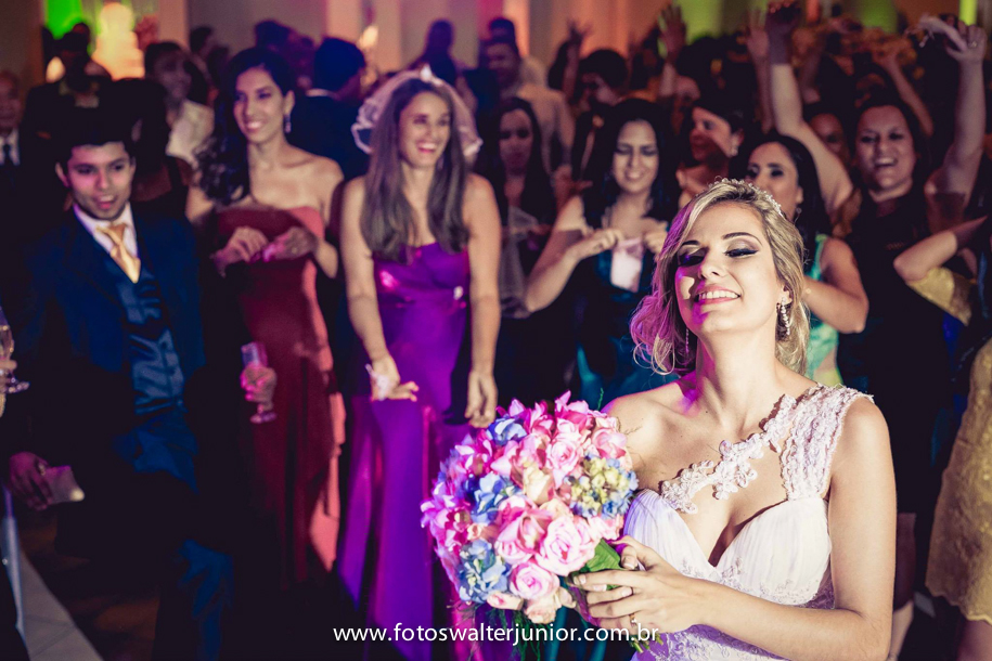 jogando o buquê para solteiras