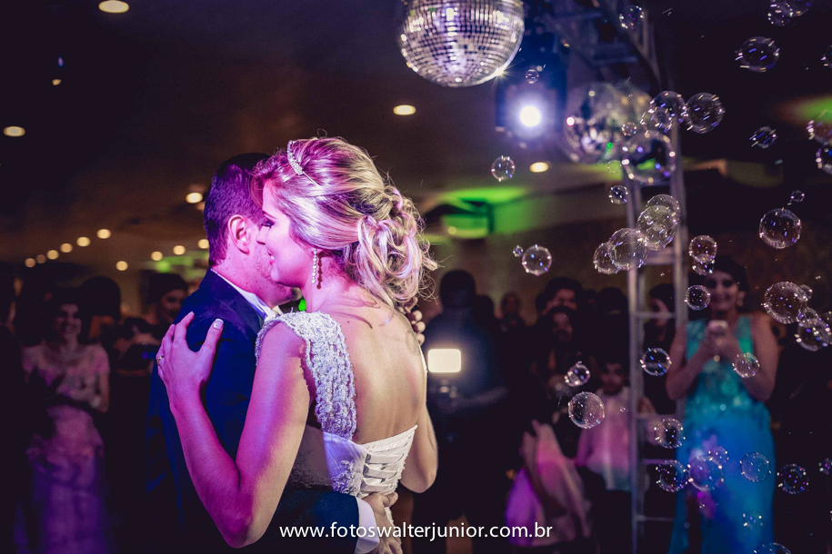 noivos dançando