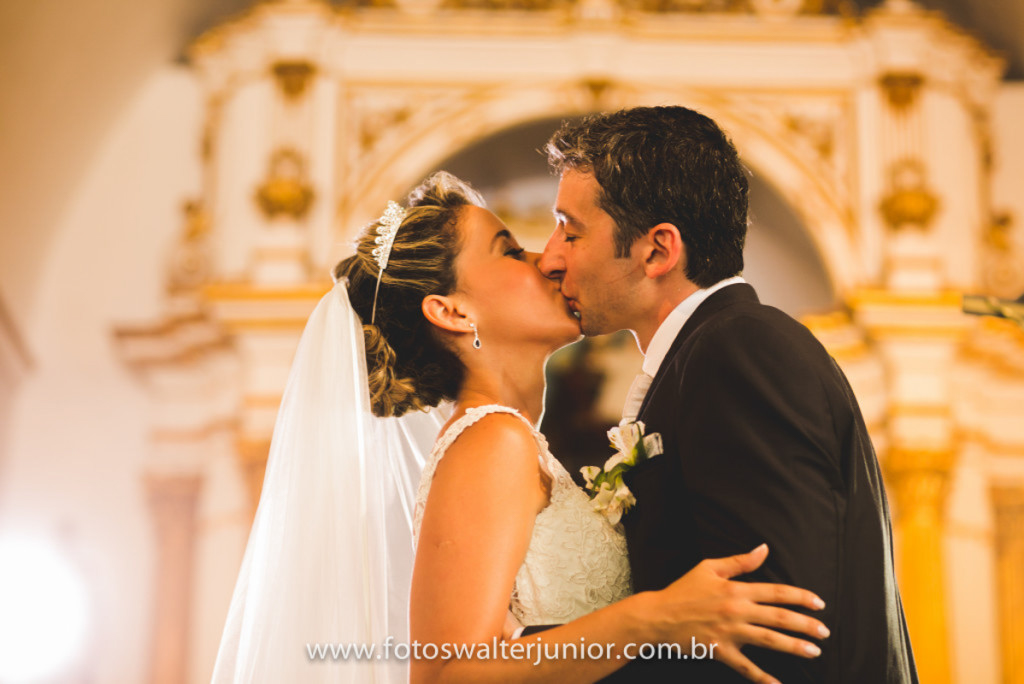 beijos do casal no final da cerimonia do casamento na Bahia 