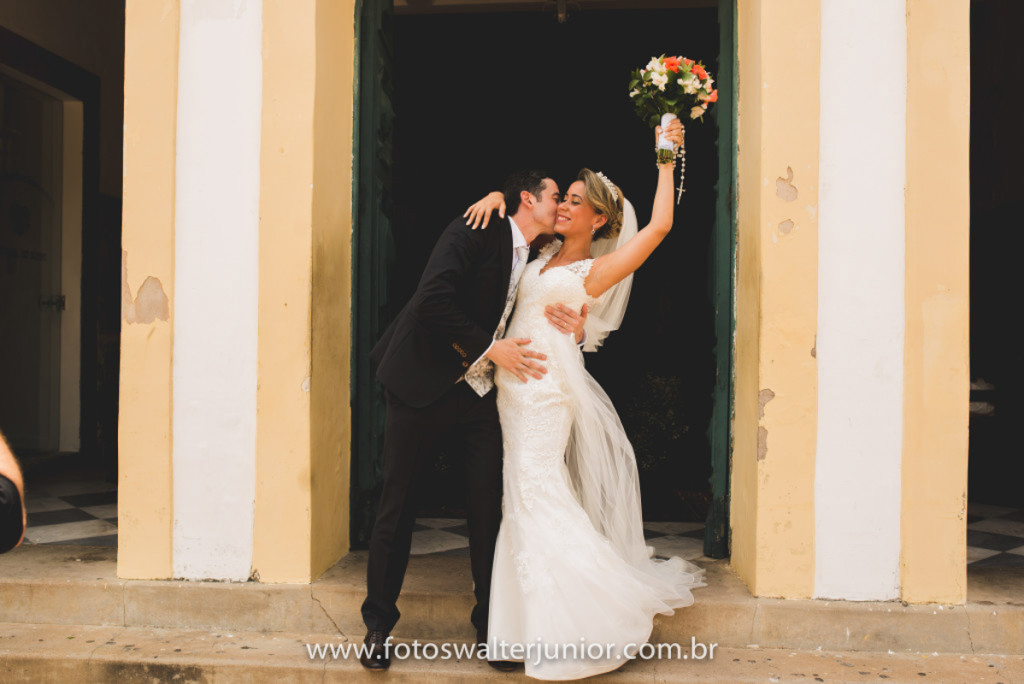 noivos na porta da igreja saindo para sua festa de casamento 