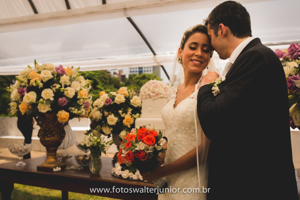 noivos abrasados na fotografia do casamento 
