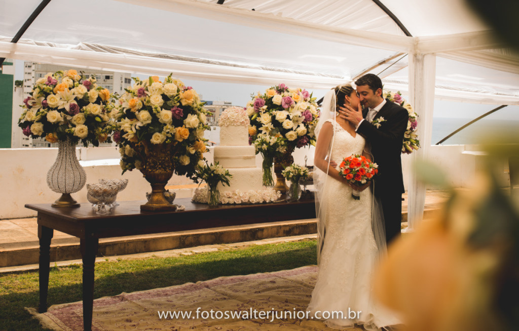 beijo da noiva na festa do casamento 