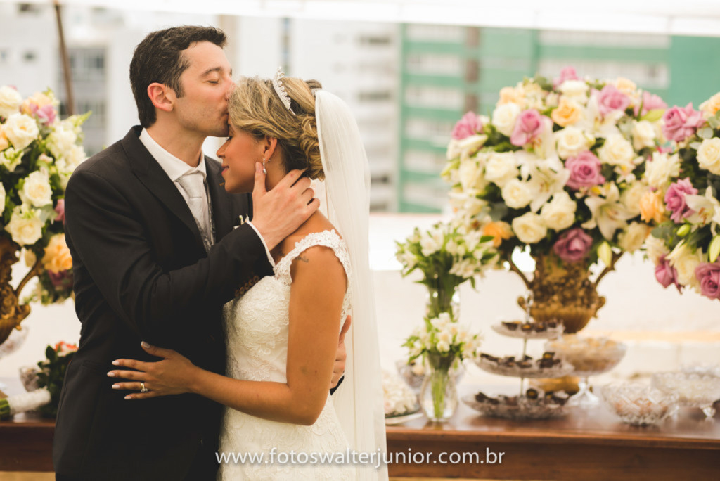beijo do noivo na festa do casamento em Salvador 