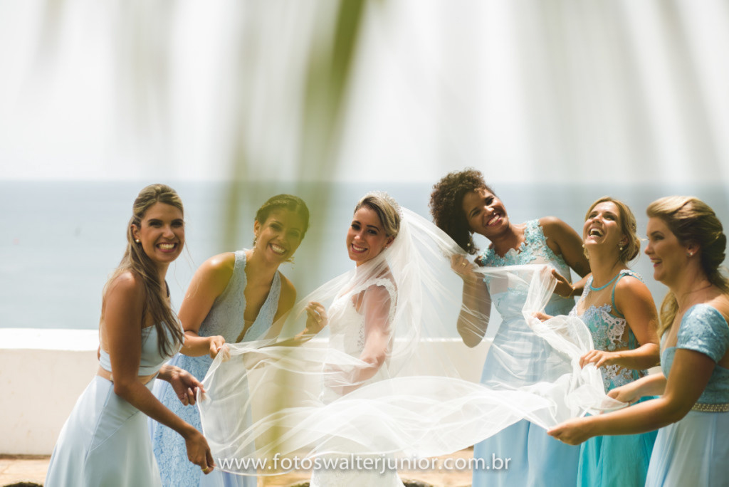 madrinhas de casamento brincando com a noiva 