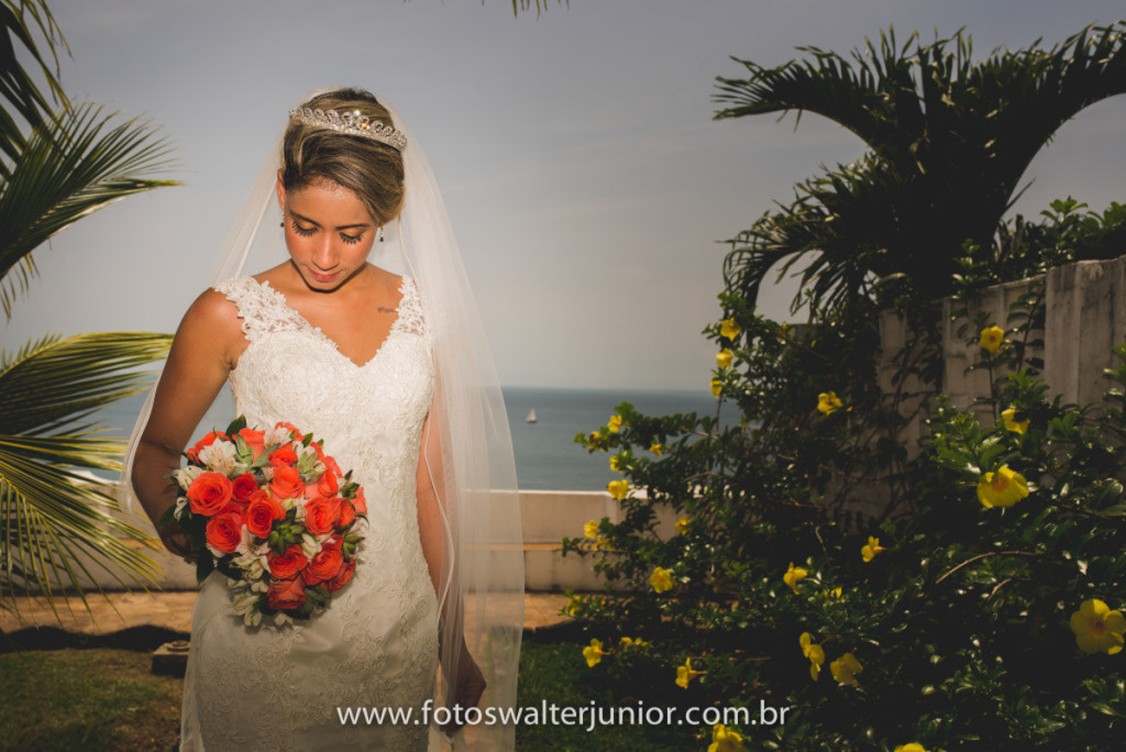 noiva com seu buquê lindo no dia do seu casamento 