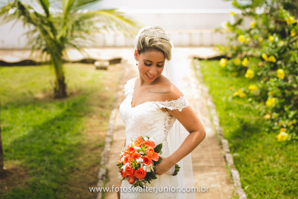 noiva admirando seu buque de flores 