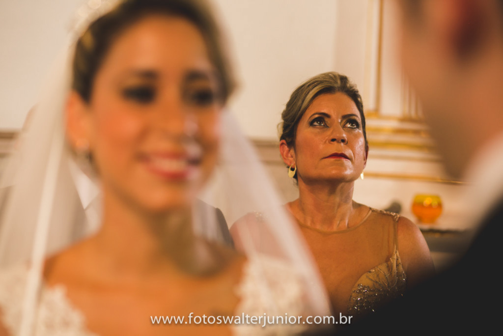 mãe da noiva rezando para que sua filha seja feliz no casamento 