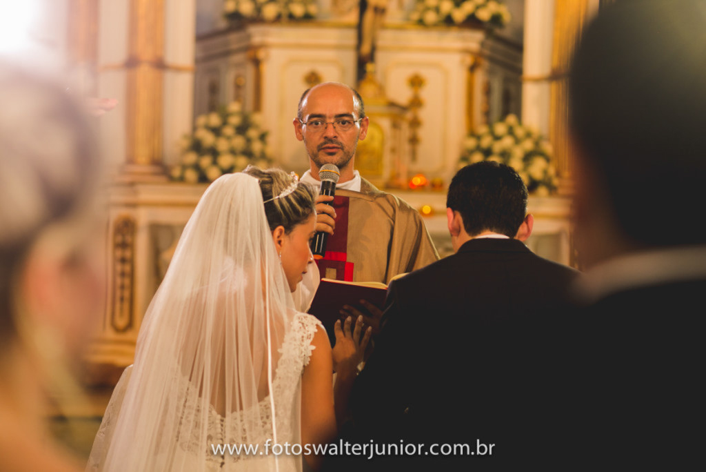 padre abençoando o casal no casamento realizado em Salvador 