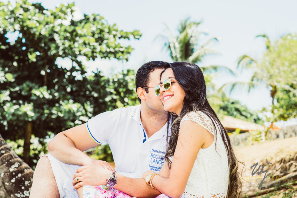 noivo cochichando com a noiva