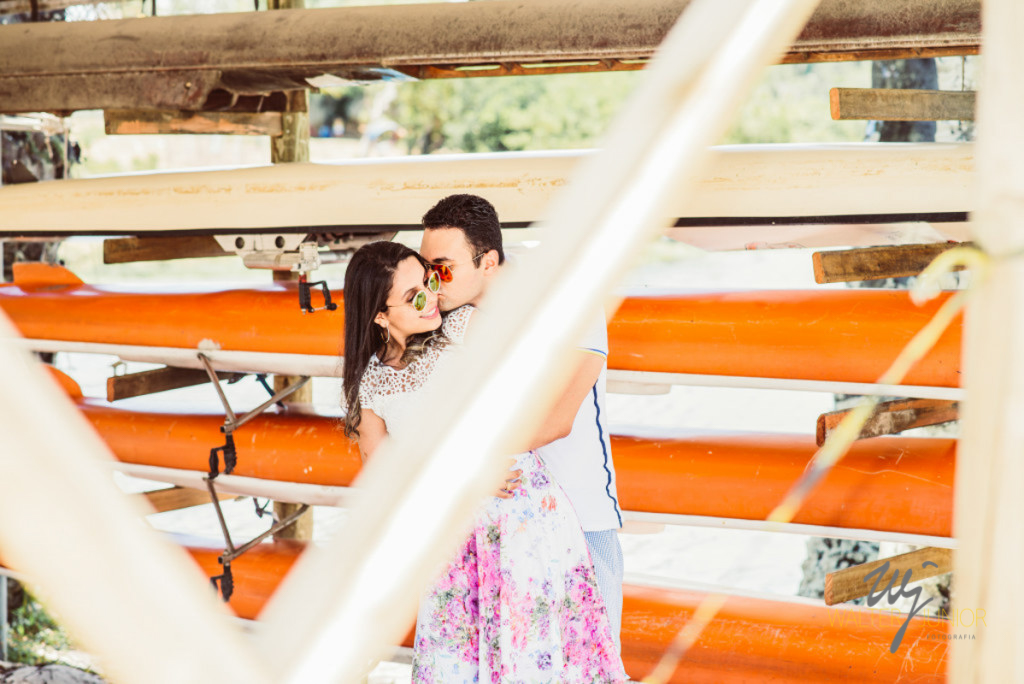 noivos atrais da cerca