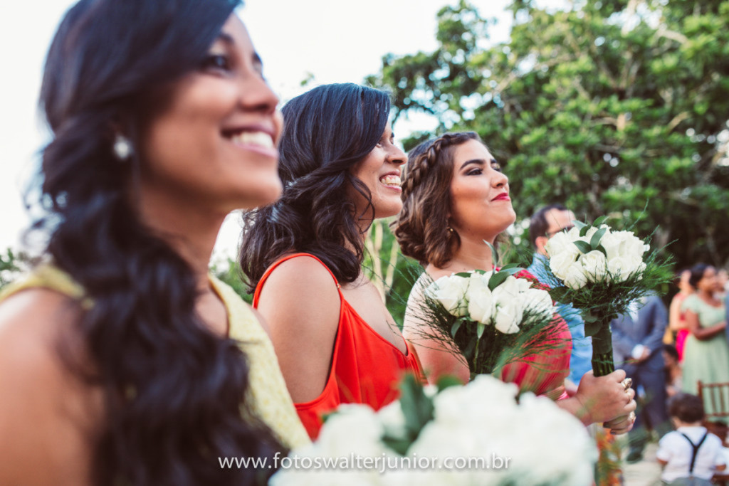 as damas de honra vendo a  cerimonia