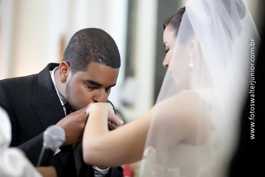 noivo beijando a aliança