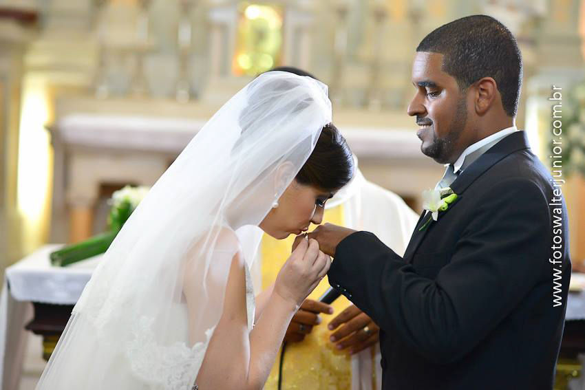 noiva beijando a alinaça