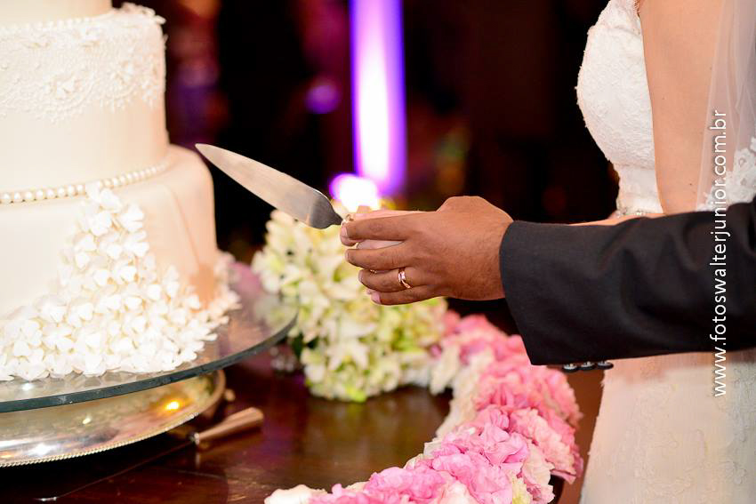 corte do bolo de casamento