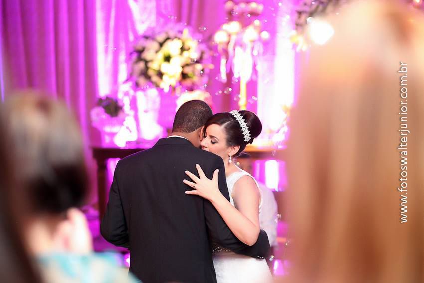 noivos dançando