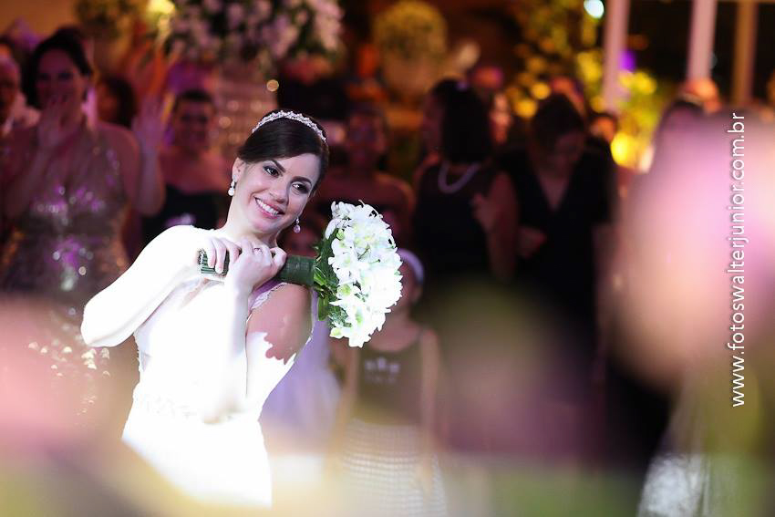 noiva jogando o buquê