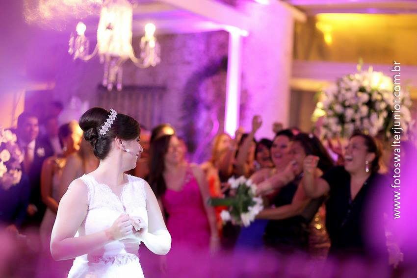 Solteiras pegando o buquê