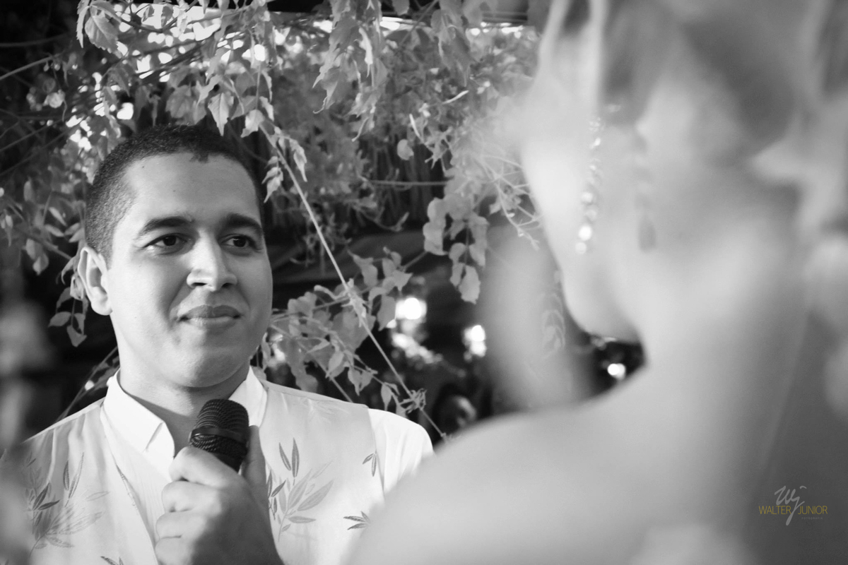 pastor dando a benção aos noivos