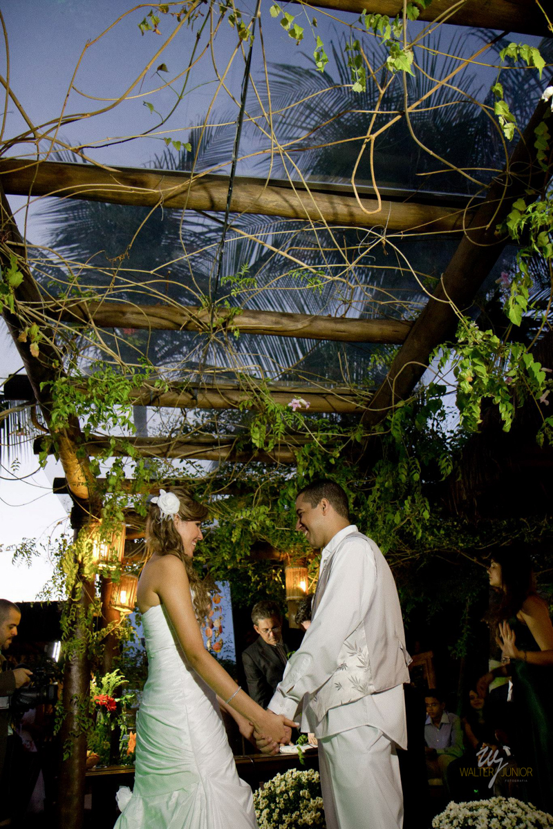 noivos de mão dadas