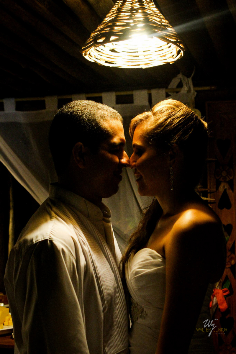 noivos debaixo do abaju