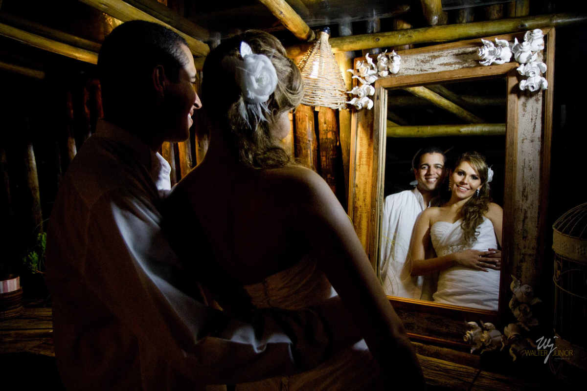 noivos se olhando no espelho