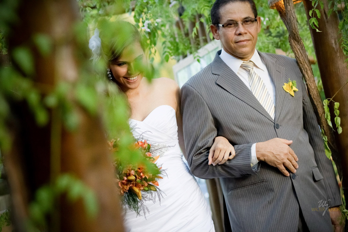 o pai levando a filha para o altar